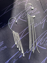 Load image into Gallery viewer, Kiss ear cuff

